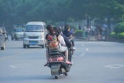 2026买车别马虎！电动车安全新规大换血，这些隐藏条款救命更管钱