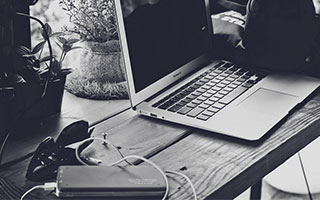 王子文黑大衣时尚秘籍：告别半身裙牛仔裤，解锁裤装新潮流